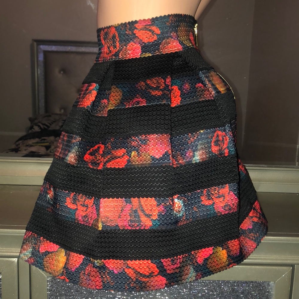 GUESS SKIRT - Picture 2 of 6